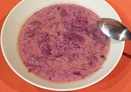 Červená kyselá polévka