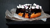 Donut s polevou a posypem