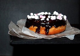 Donut s polevou a posypem