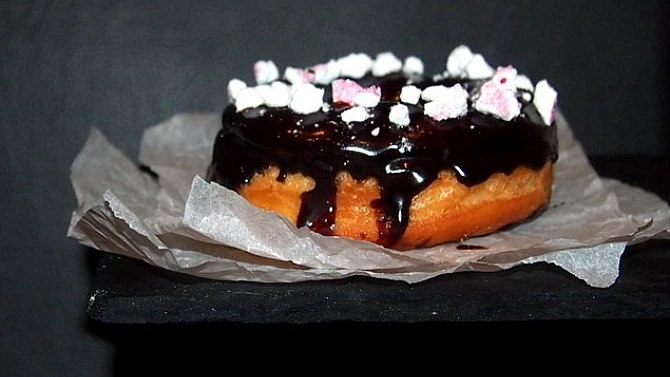 Donut s polevou a posypem