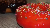 Donut s polevou a posypem