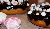 Donut s polevou a posypem