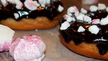 Donut s polevou a posypem