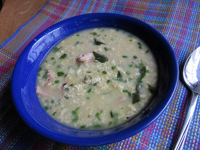 Drožďová polévka s ovesnými vločkami, vejci a šunkou