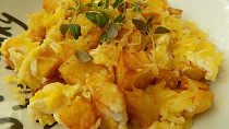 Jednoduché opečené brambory s vejci a sýrem