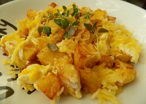 Jednoduché opečené brambory s vejci a sýrem