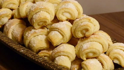 Jemné rohlíčky nekynuté s kokosovopudinkovou náplní