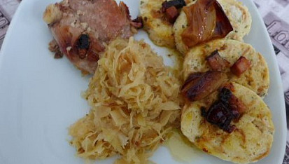 Karlovarské knedlíky I, Pečená krůta, zelí a tento knedlíček.