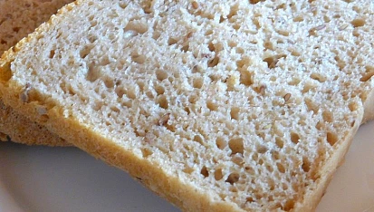 Kváskový chleba se syrovátkou a lněným semínkem