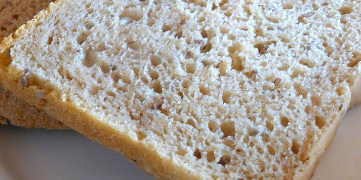 Kváskový chleba se syrovátkou a lněným semínkem