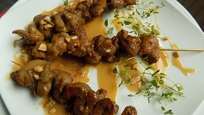 Marinovaná krkovice na špejli s arašídovou omáčkou