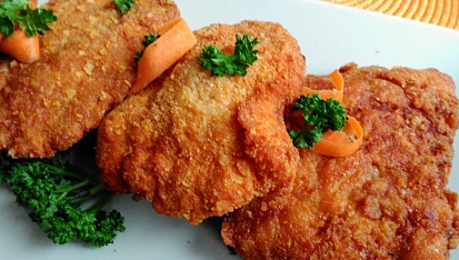 Mleté řízečky se sýry a  kořenovou zeleninou  (smažené ve slaninové strouhance)