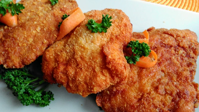 Mleté řízečky se sýry a  kořenovou zeleninou  (smažené ve slaninové strouhance)