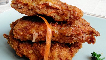 Mleté řízečky se sýry a  kořenovou zeleninou  (smažené ve slaninové strouhance)