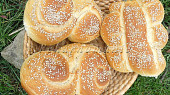 Pane siciliano (chléb ze Sicilie) (vlevo sicilské oči, vpravo sicilská mafalda)