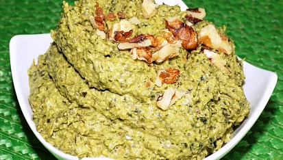 Pesto z kadeřávku s vlašskými ořechy