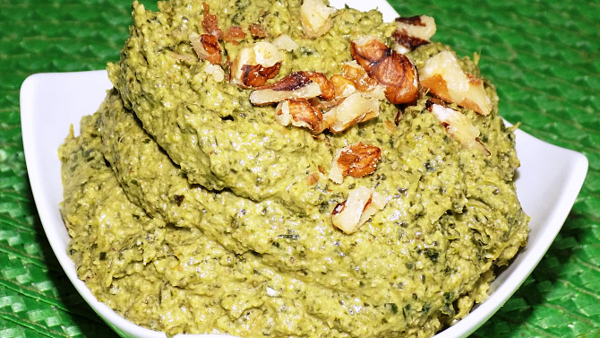 Pesto z kadeřávku s vlašskými ořechy