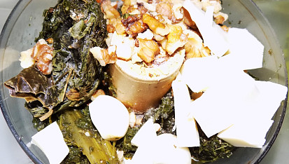 Pesto z kadeřávku s vlašskými ořechy