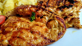 Pikantní grilovaná kuřecí prsa se zázvorovou marinádou a bramborovým salátem s cibulí