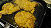 Pikantní grilovaná kuřecí prsa se zázvorovou marinádou a bramborovým salátem s cibulí