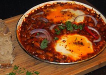 Pikantní vejce s fazolemi a klobáskou