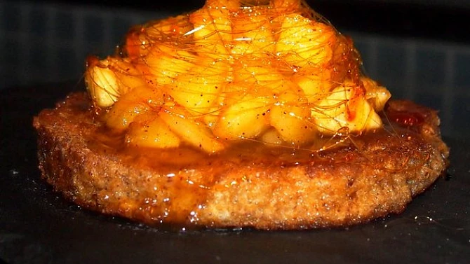 Sladký toast s dušenými jablky a karamelem