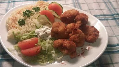 Smažený květák s bramborovou kaší a čerstvou zeleninou