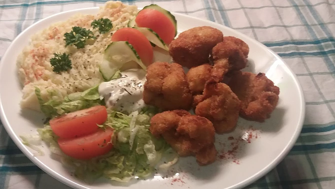 Smažený květák s bramborovou kaší a čerstvou zeleninou