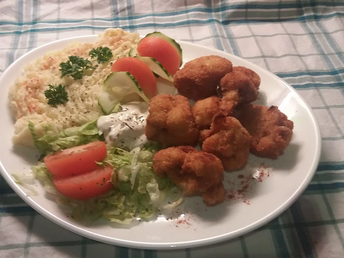 Smažený květák s bramborovou kaší a čerstvou zeleninou Smažený květák s bramborovou kaší a čerstvou zeleninou