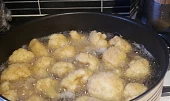 Smažený květák s bramborovou kaší a čerstvou zeleninou