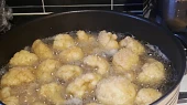 Smažený květák s bramborovou kaší a čerstvou zeleninou