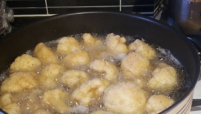 Smažený květák s bramborovou kaší a čerstvou zeleninou