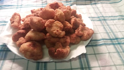 Smažený květák s bramborovou kaší a čerstvou zeleninou