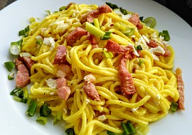 Špagety na způsob "carbonara" s feta sýrem