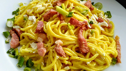 Špagety na způsob "carbonara" s feta sýrem