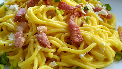 Špagety na způsob "carbonara" s feta sýrem