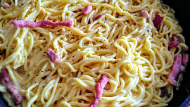 Špagety na způsob "carbonara" s feta sýrem