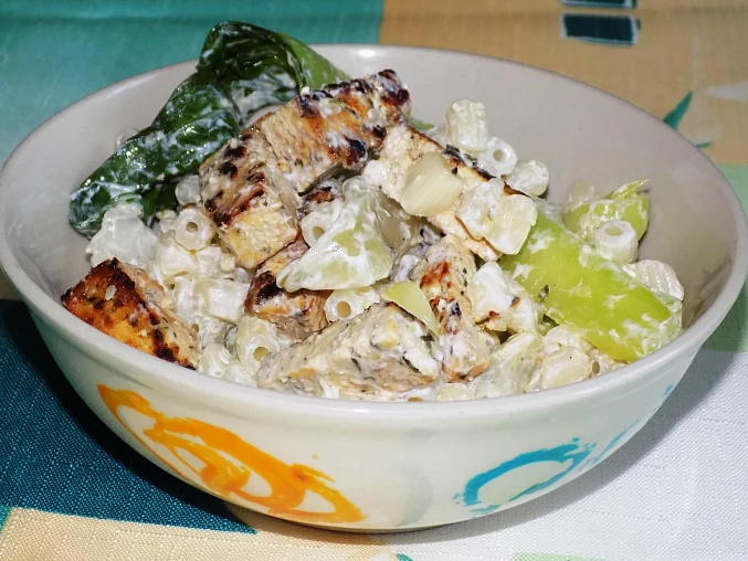 Těstovinový salát s tofu a čínskym zelím Těstovinový salát s tofu a čínskym zelím