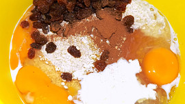 Vločkový mugcake s rozinkami a tvarohem