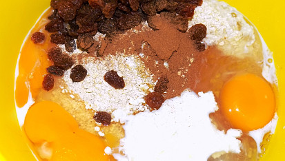 Vločkový mugcake s rozinkami a tvarohem