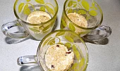 Vločkový mugcake s rozinkami a tvarohem