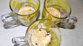 Vločkový mugcake s rozinkami a tvarohem