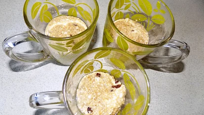 Vločkový mugcake s rozinkami a tvarohem