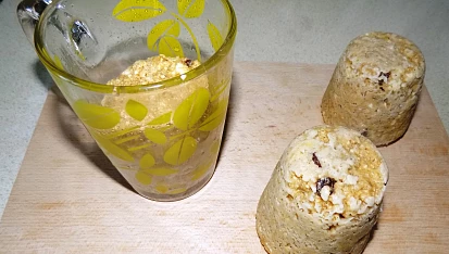 Vločkový mugcake s rozinkami a tvarohem