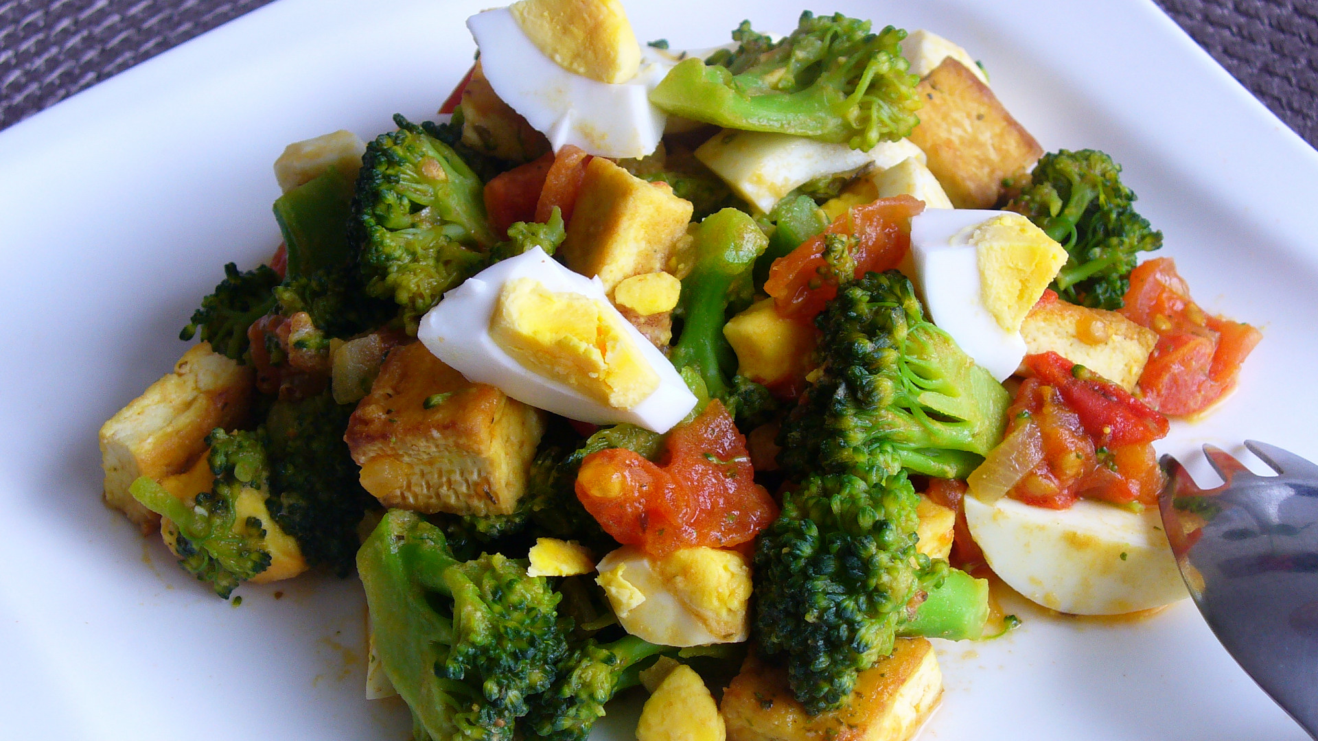 Brokolice s rajčaty, vejci a tofu