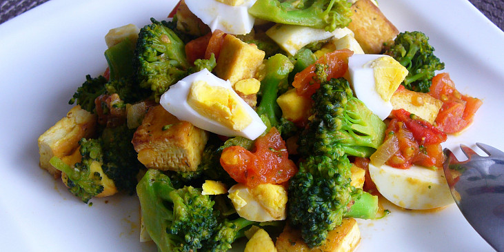 Brokolice s rajčaty, vejci a tofu