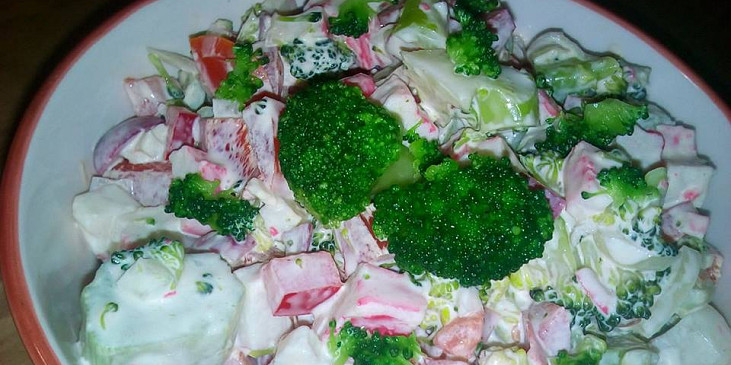 Brokolicový salát s krabími tyčinkami