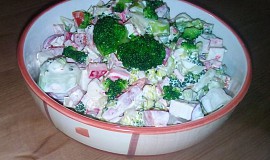Brokolicový salát s krabími tyčinkami