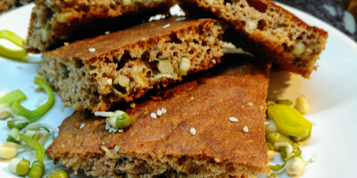 Chlebová  placka  ze žitných  a ovesných otrub se semínky