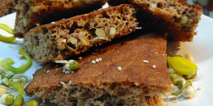 Chlebová  placka  ze žitných  a ovesných otrub se semínky
